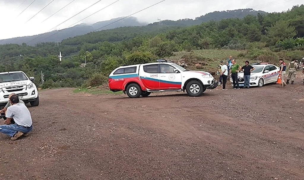 Taş ocağı çalışanlarını taşıyan pikap dereye uçtu: 3 ölü
