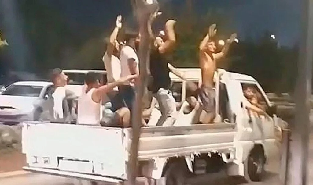 Tehlikeye aldırış etmediler: Seyir halindeki kamyonetin üzerini diskoya çevirdiler