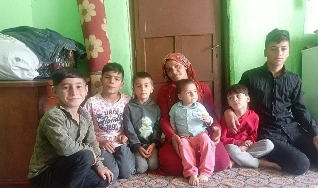 Tek odalı evde 6 çocuğuyla yaşayan kadın yardım bekliyor