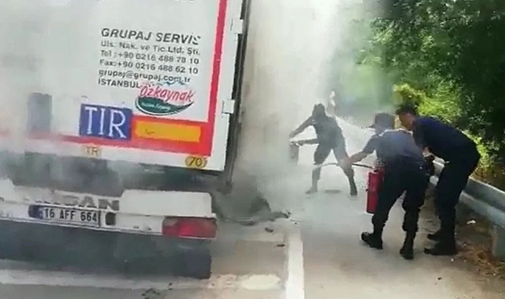 Tekeri patlayarak alev alan tır güvenlik kamerasına yansıdı