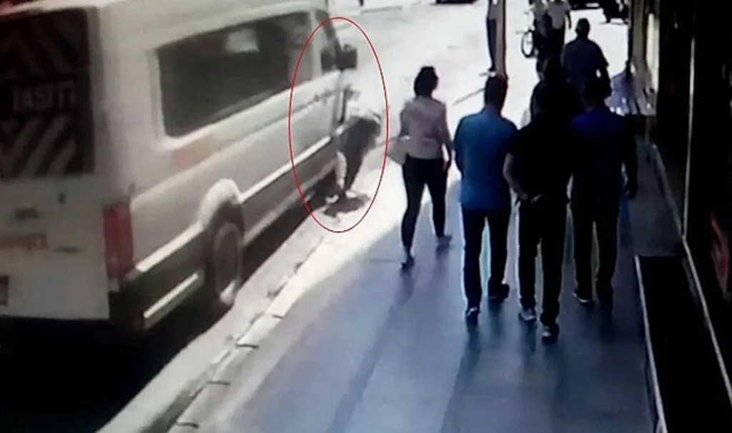 Tekirdağ'da minibüsün yayaya çarptığı kaza kamerada