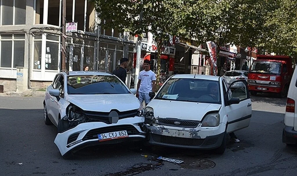Tekirdağ'da otomobil sürücüsünün yaralandığı kaza kamerada