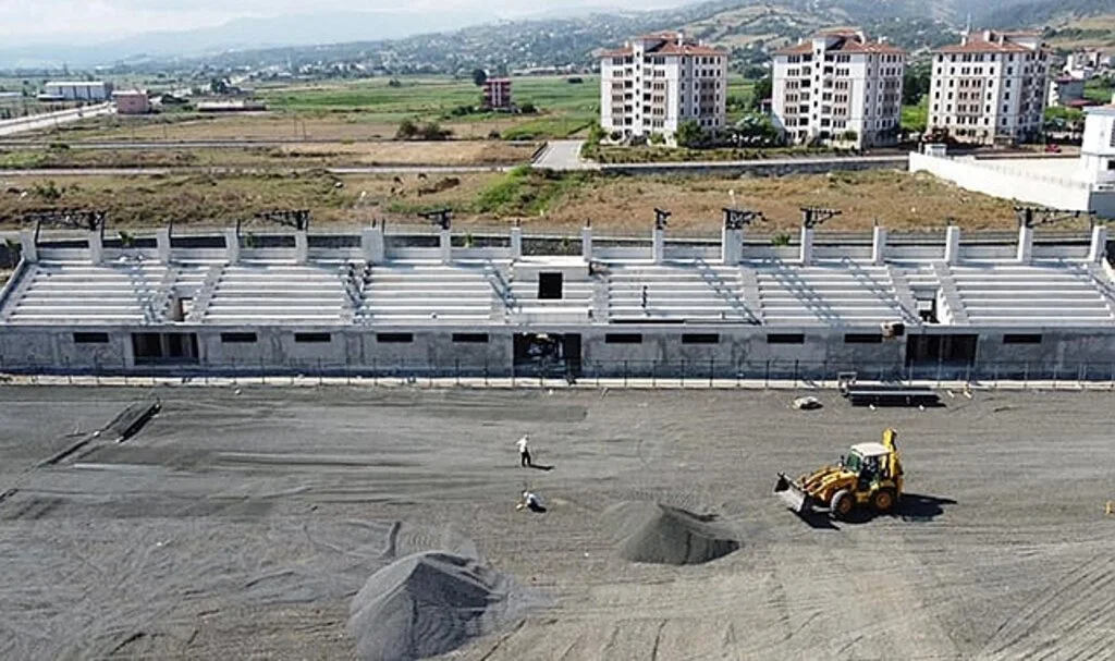 Tekkeköy İlçe Stadı inşaatı yükseliyor 