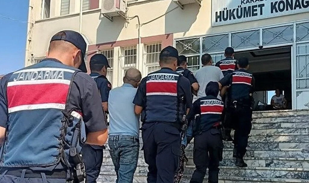 Telsizlerle haberleşen göçmen kaçakçıları 3 aylık takibin ardından yakalan