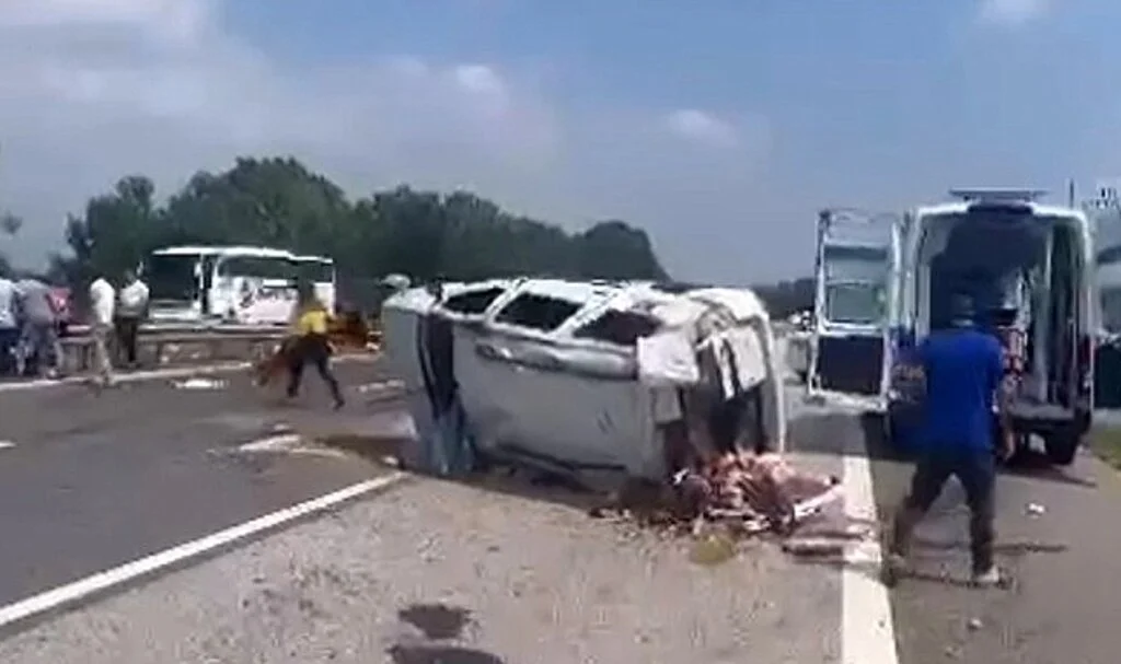 TEM'de otomobil takla attı: 5 yaralı