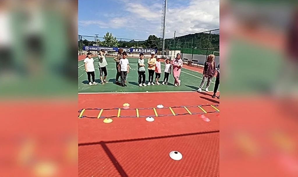 Tenis kortunda şenlik var
