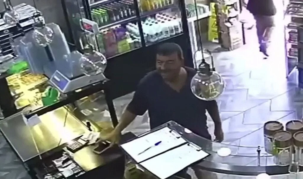 Tezgah üstündeki telefonu böyle çaldı