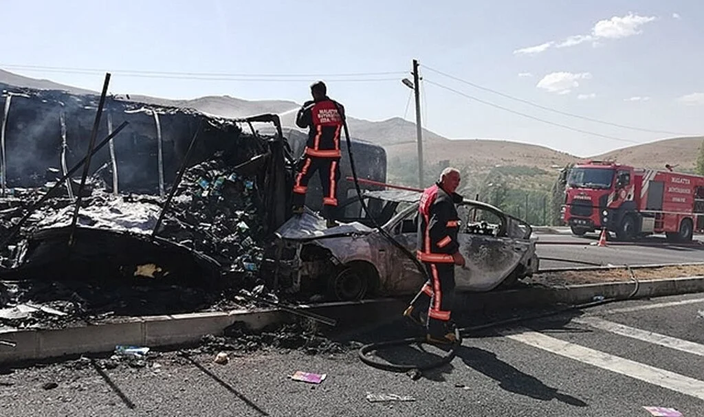 Tır ile otomobilin çarpışmasında araçlar küle döndü: 5 yaralı