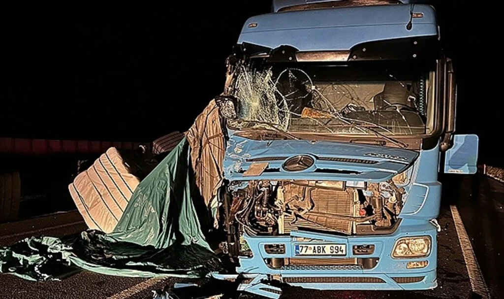 Tır kamyona arkadan çarptı, 1 kişi yaralandı