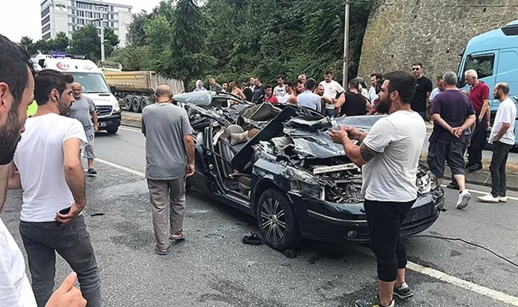 Tıra arkadan çarpan otomobilin tavanı kağıt gibi yırtıldı: 3’ü çocuk, 6 yaralı