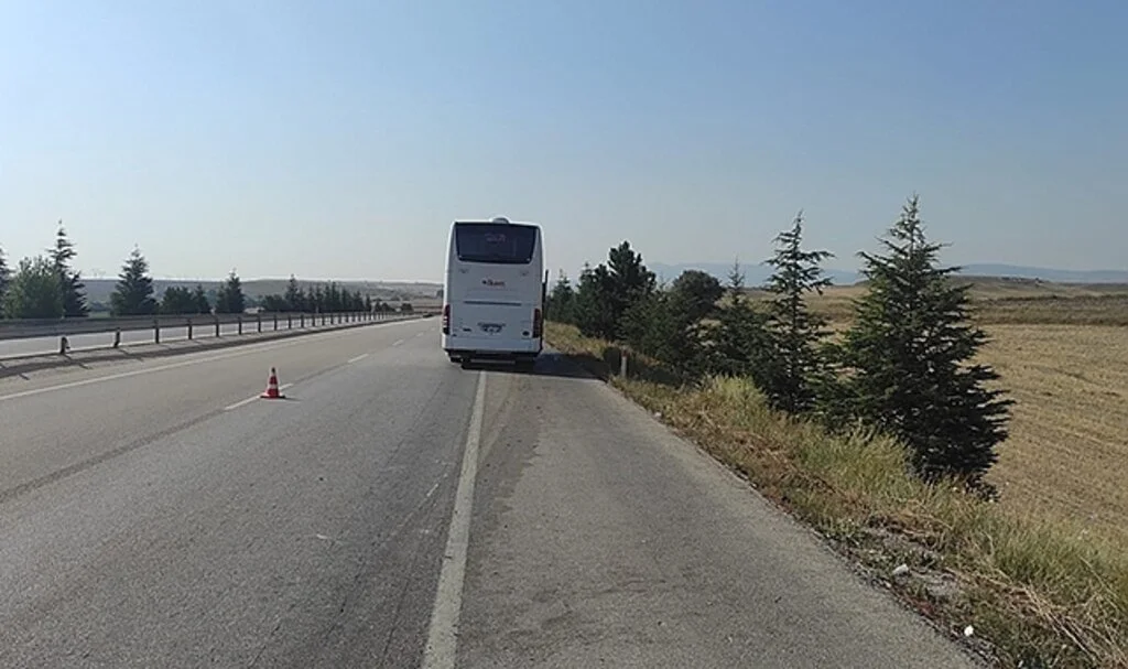 Tıra otobüs ve kamyon çarptı: 2 ölü, 5 yaralı