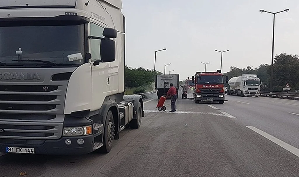 Tırın dorsesinde çıkan yangın, itfaiye ve vatandaşların yardımıyla söndü