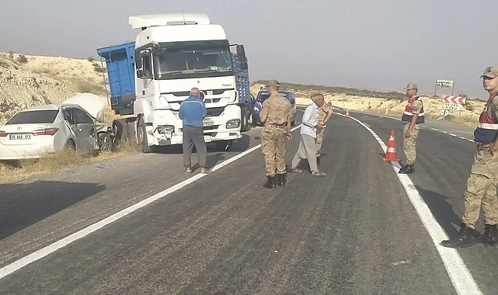  Tırla çarpışan otomobilin sürücüsü yaralandı