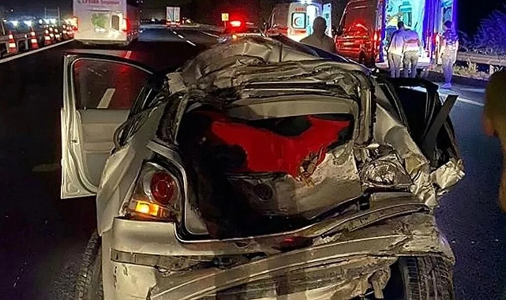 Tırlarla 2 araç çarpıştı: 3 ölü, 3 yaralı