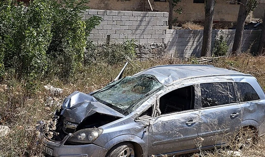 Tokat'ta devrilen otomobildeki 3 kişi yaralandı