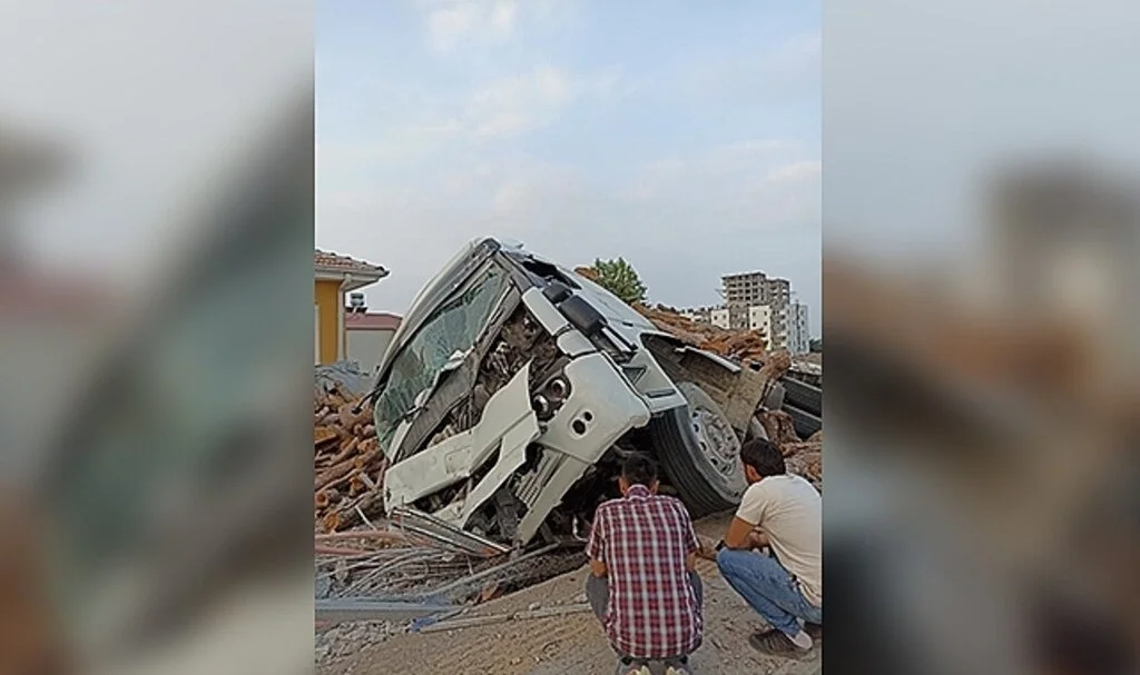 Tomruk yüklü kamyon ile otomobil çarpıştı: 5 yaralı