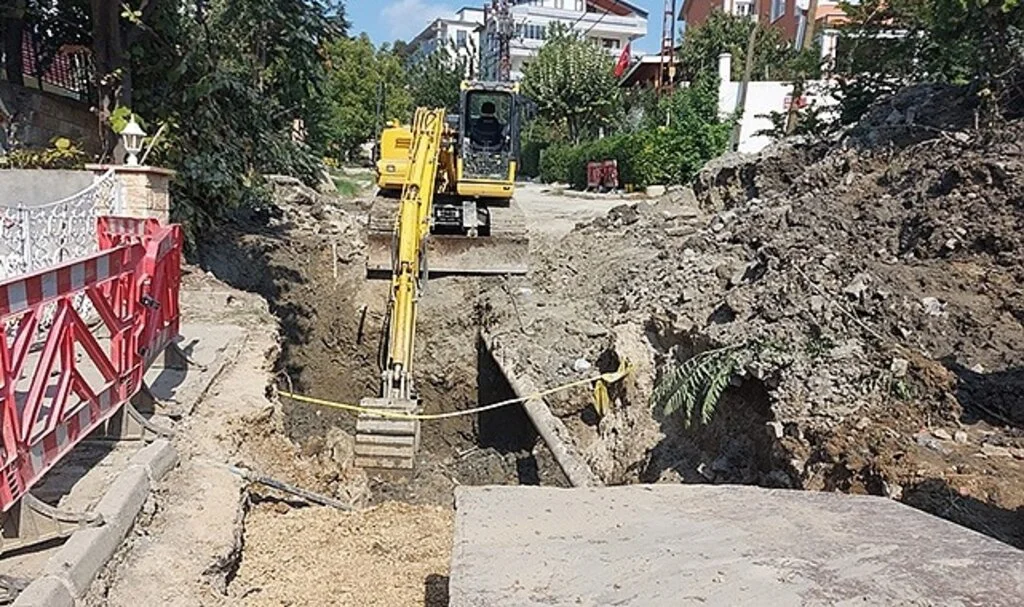 Toprak altında kalan işçi kurtarıldı