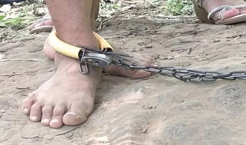 “Torunumuz tacize uğradı” dediler! 11 yaşındaki kızı ayak bileğinden zincirle direğe bağladılar