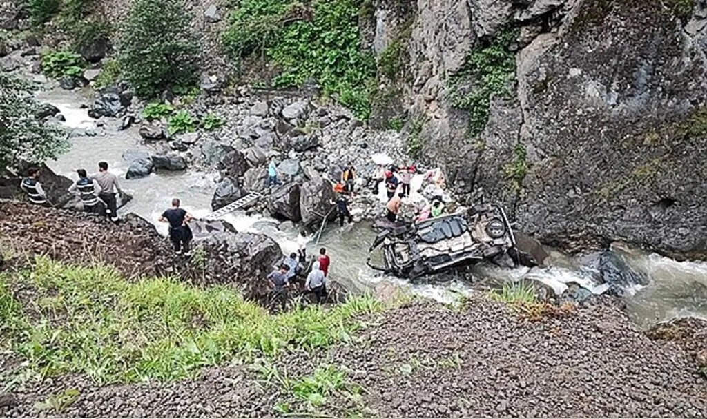 Trabzon'da araç dereye yuvarlandı: 6 yaralı
