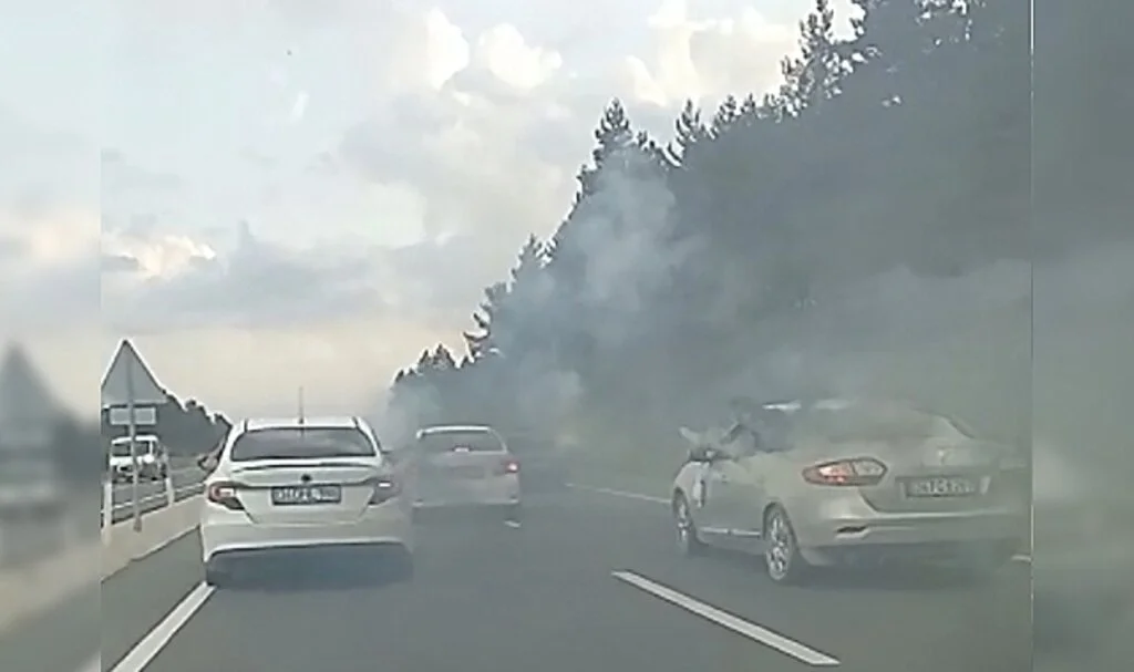 Trafiği tehlikeye sokan düğün konvoyu kameraya yansıdı