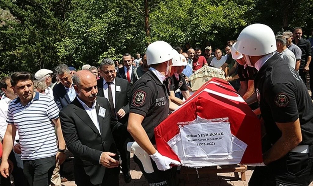 Trafik kazasında vefat eden polis memuru ve eşinin cenazeleri Artvin'de toprağa verildi