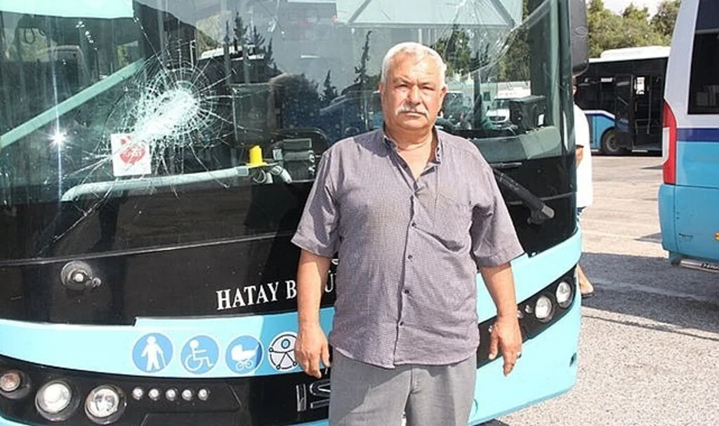 Trafik tartışmasında halk otobüsünün camlarını kıran sürücü kameraya yansıdı