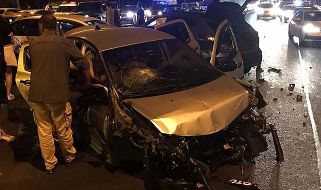 Trafikte makas attı: 4 yaralı