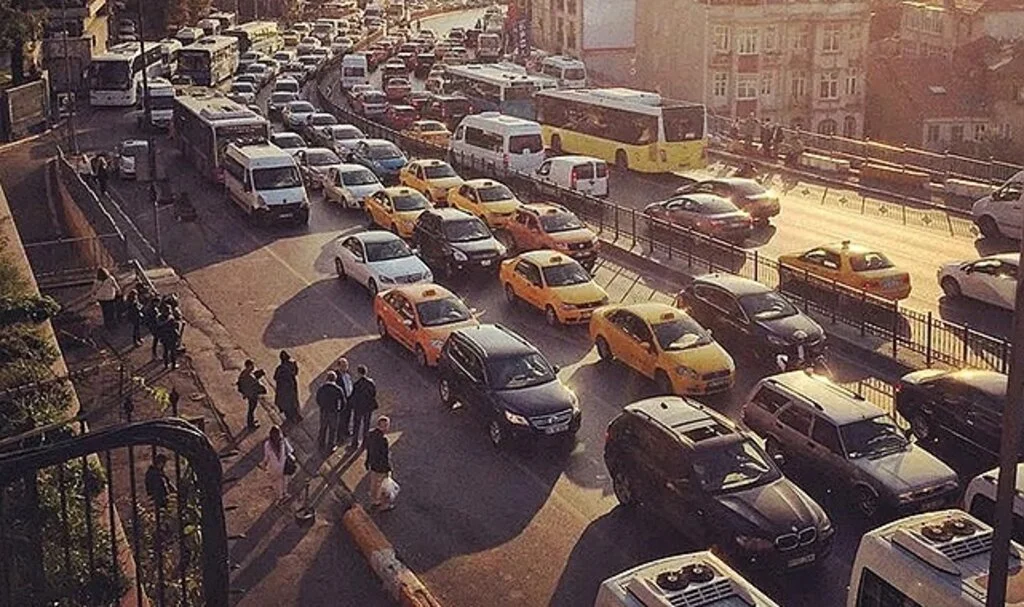 Trafikte yeni dönem! Yeni kurallar Resmi Gazete'de: Herkesi ilgilendiriyor