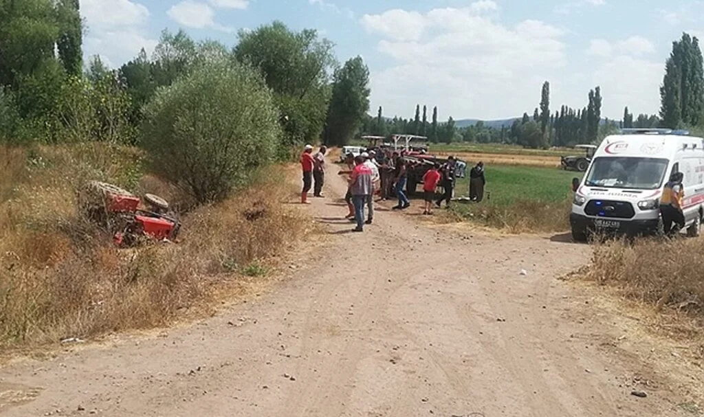 Traktör devrildi: 1 ölü, 1 yaralı