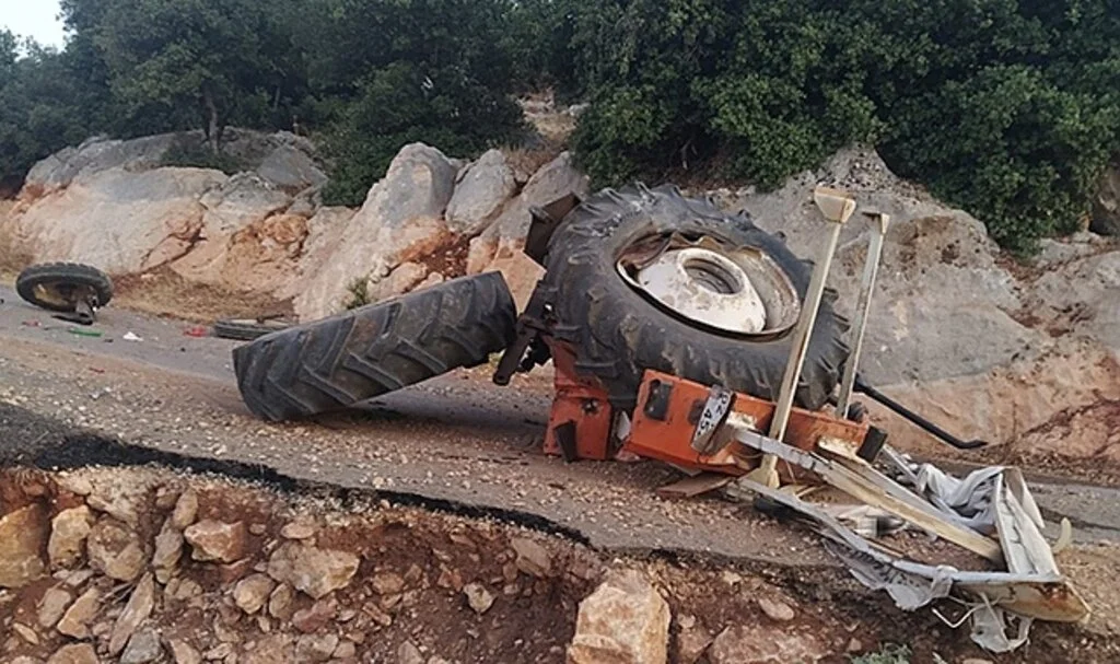 Traktör devrildi: 1 ölü, 2 yaralı