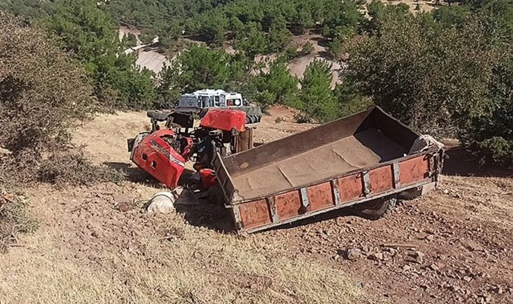 Traktör devrildi: 1 ölü, 8 yaralı