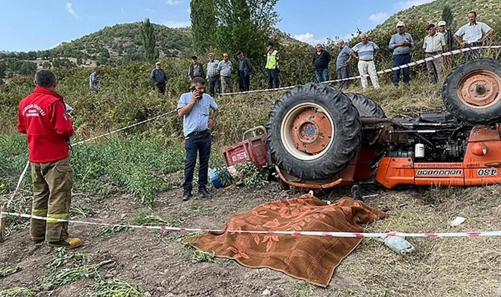  Traktör kazasında amca yeğen hayatını kaybetti