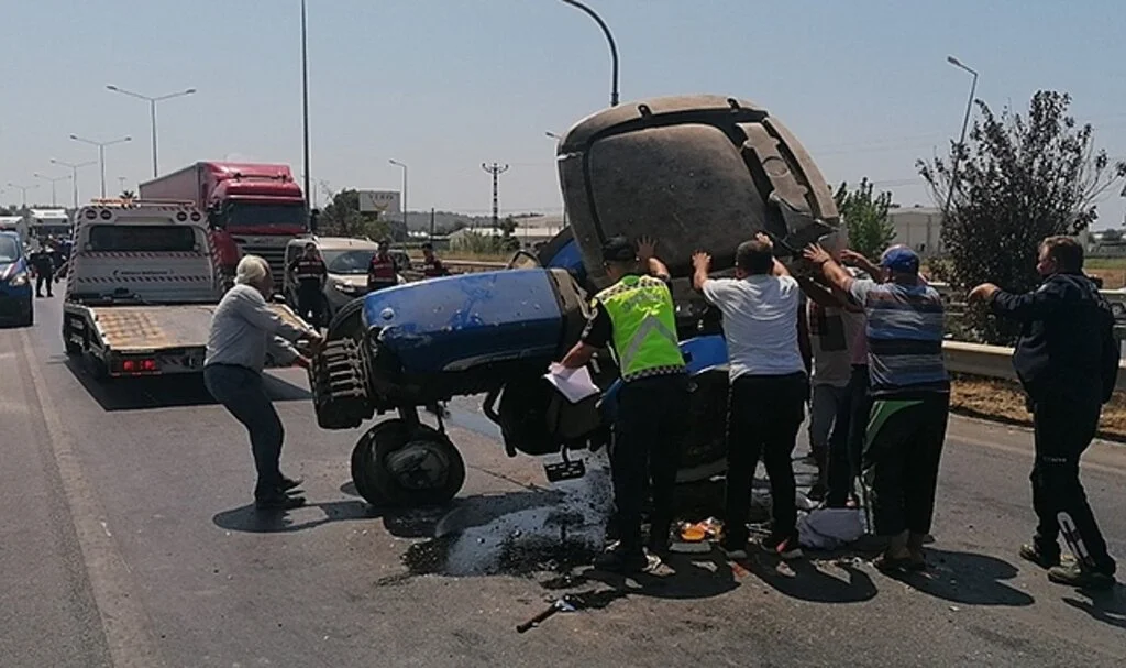  Traktörle otomobil çarpıştı: 4 yaralı