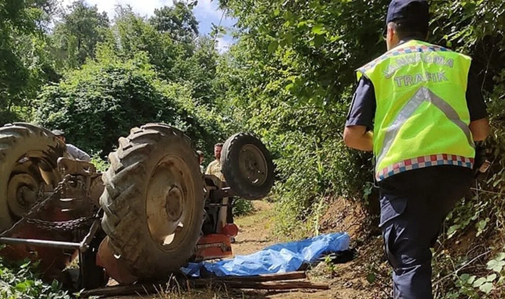 Tuğla yükü traktör devrildi: 1 ölü