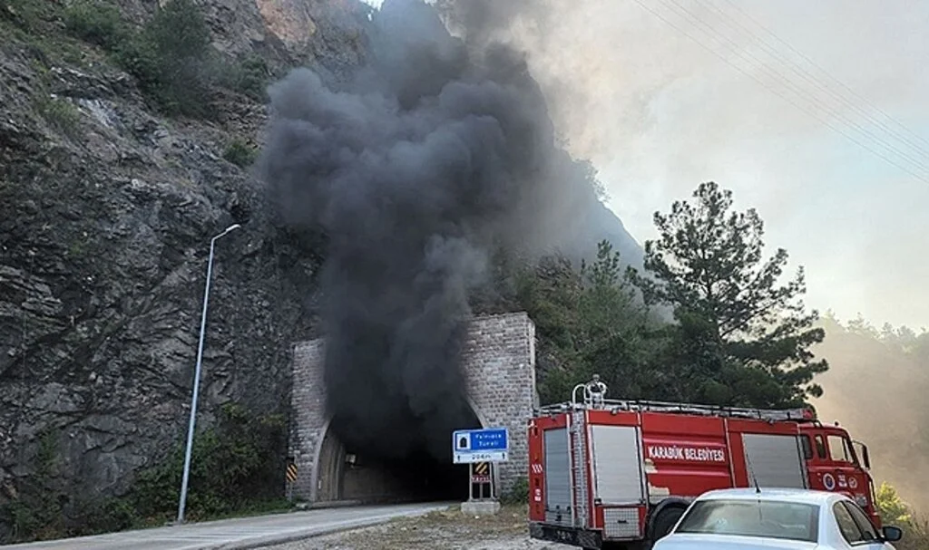 Tünelde kaldırıma çarpıp devrilen mikser alev alev yandı