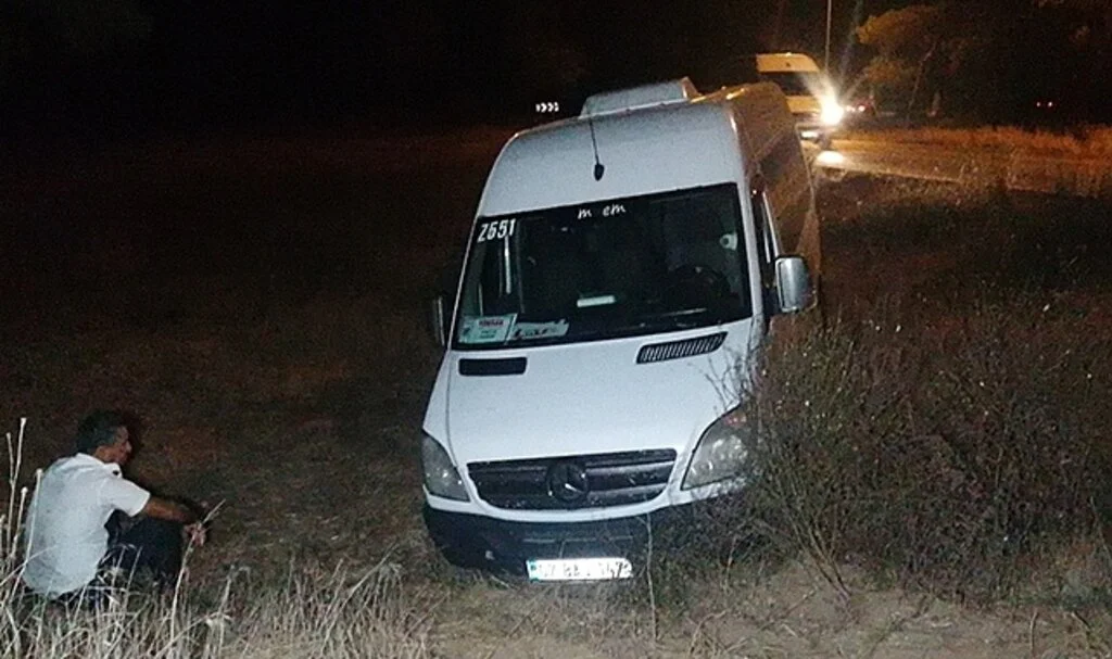 Tur minibüsü şarampole uçtu, çaresizce kurtarılmasını bekledi