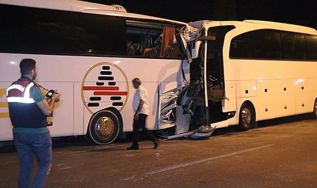 Tur otobüsü yolcu otobüsüne çarptı: 2'si ağır 25 yaralı