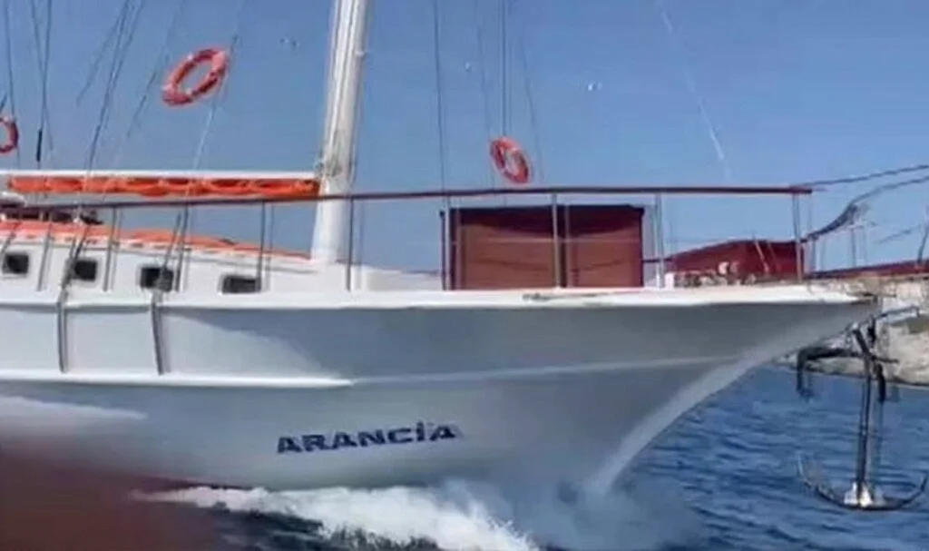 Tur tekneleri çarpıştı 1 kişi yaralandı