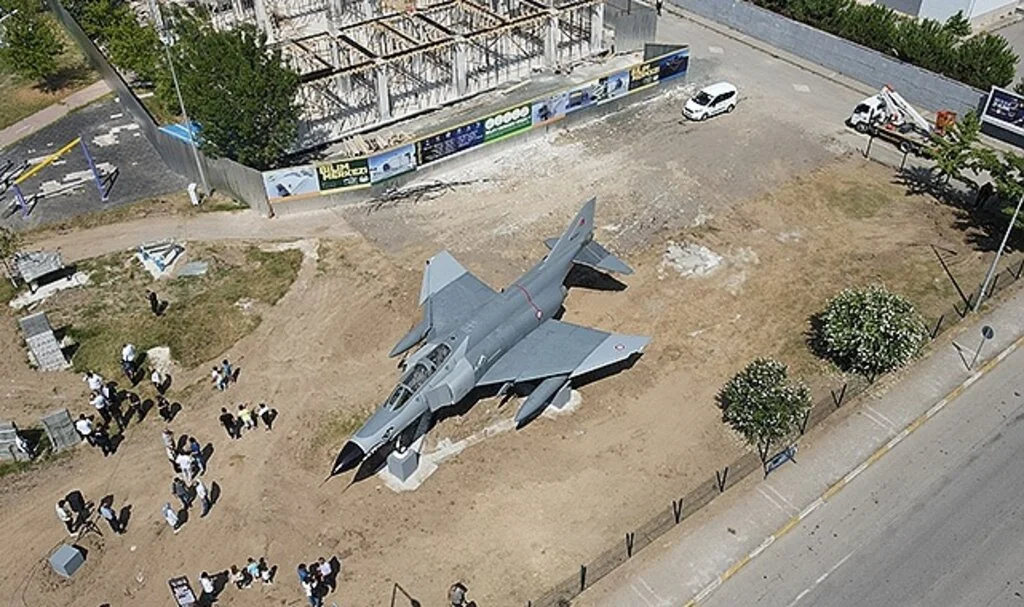 Türkiye’de ilk kez karadan yürütülen F4 savaş uçağı Bilim Merkezi’ne yerleştirildi