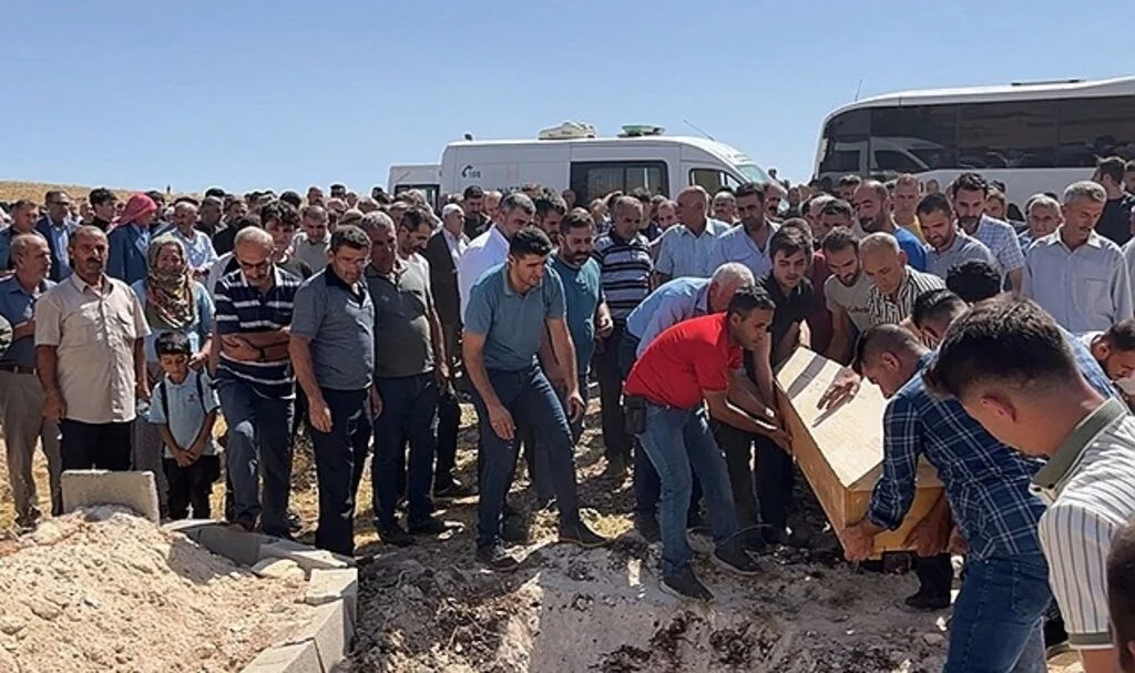 Türkiye’yi yasa boğan Mardin’deki kazada ölen 20 kişi toprağa verildi