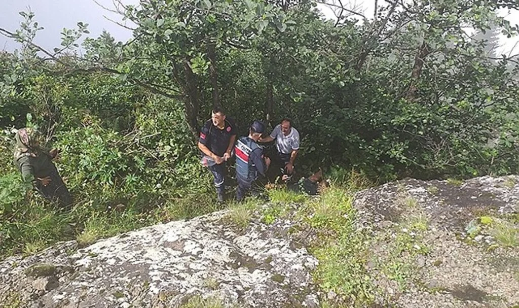 Uçuruma düşen turisti ekipler kurtardı