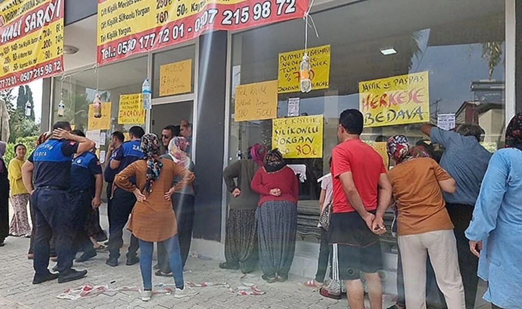 Ucuz halı izdihamı yaşandı, ruhsatsız mağaza kapandı