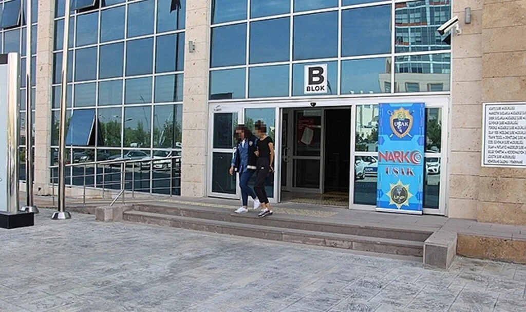 Uyuşturucu ticareti yapan genç kız 672 uyuşturucu hapla yakalandı