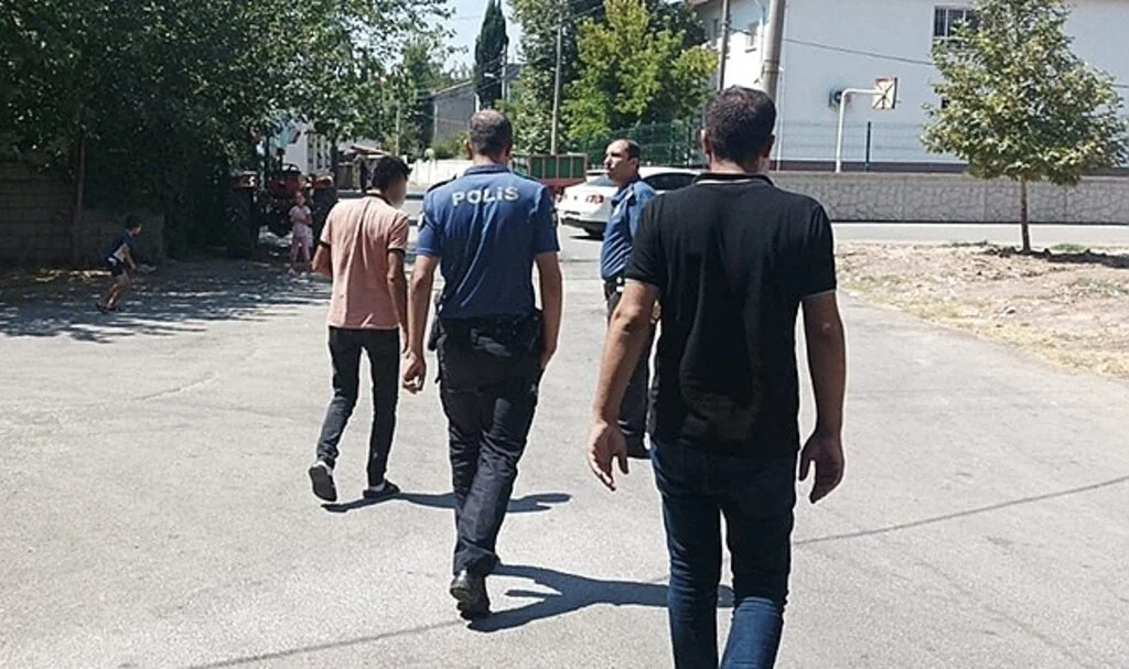 Üzerine benzin dökerek kendini yakmak istedi