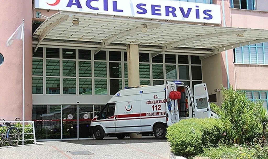 Üzerine demir pencere düşen 20 günlük bebek yaşam savaşı veriyor