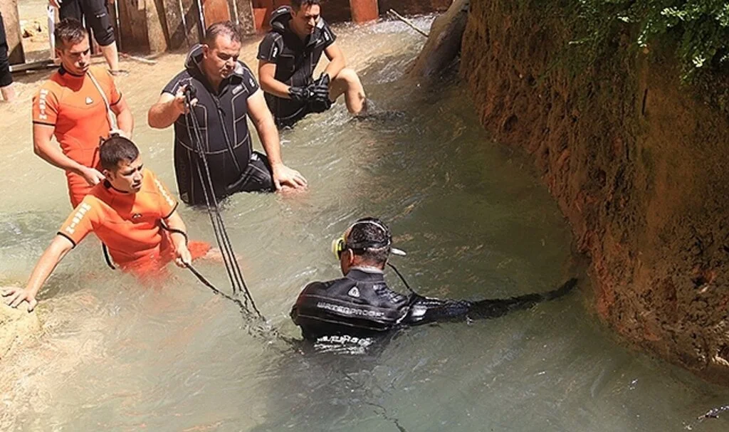 Vadideki suyun altında devasa kayaya sıkışıp ölen çocuğu kurtarma çalışması sürüyor