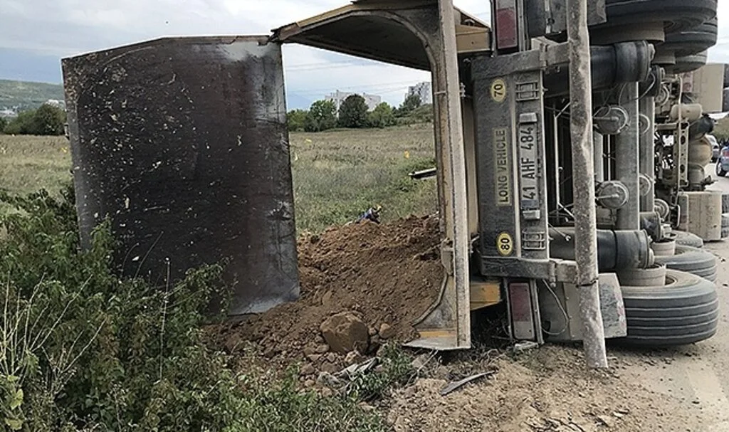 Virajı alamayan kamyon devrildi: 1 yaralı