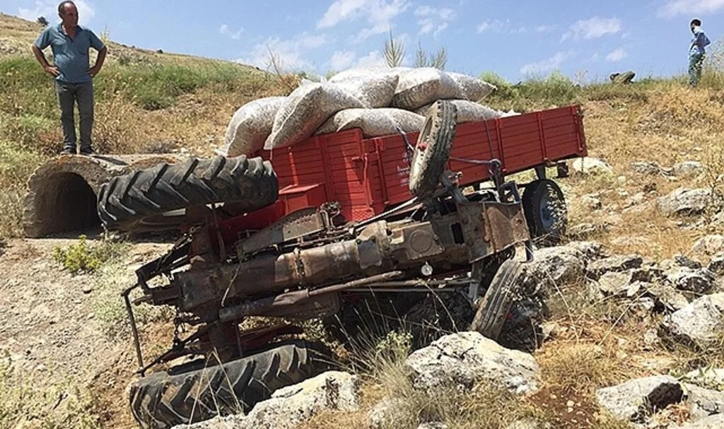 Virajı alamayan traktör devrildi, 1 yaralı