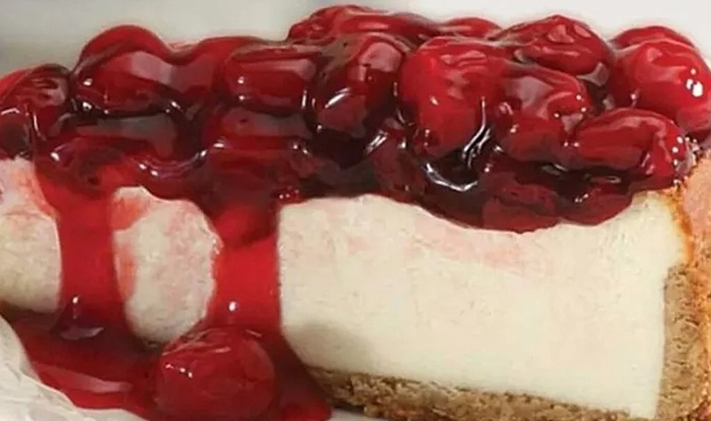 Vişneli cheesecake nasıl yapılır? Tam kıvamında çatlamayan vişneli cheesecake tarifi