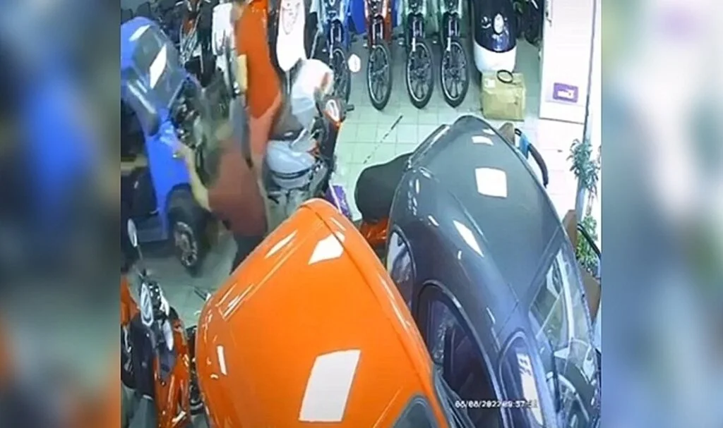 Viteste unutulan motosiklet, mağazada böyle harekete geçti